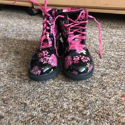Black pink floral girls boots. Worn but in good condition
Size 9
