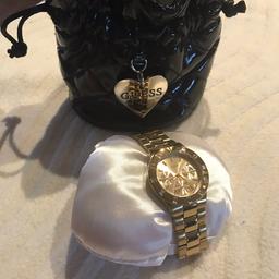 Armbanduhr von Guess mit Swarovski Steinen. Wurde noch nie getragen. Habe sie geschenkt bekommen, ist leider nicht mein Geschmack. Hinten am Verschluss ist sogar noch die original verpackungsaufkleber drauf. Siehe Bild.