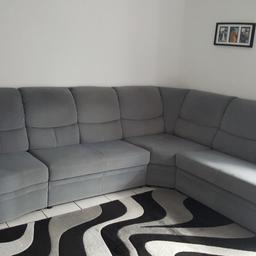 Verkauft wird, wegen Umzug und Neuanschaffung unsere Couch.
Die Maße sind 3,10 m × 2,35 m . Sie kann in 4 Teile geteilt werden um den Transport einfacher zu gestalten.