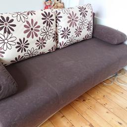 Das Sofa hat die Maße 190 x 95 x 70 (inkl Rückenlehne)

Die Liegefläche ist ausgeklappt ca 190 x 140 cm.

Die Kissen gehören dazu.

Es wurde wenig genutzt.