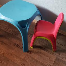 robust
Tisch in blau
Stühle bis 70kg belastbar wahlweise in grün oder pink
ideal fürs Kinderzimmer oder Garten
sehr gut erhalten
Set Preis