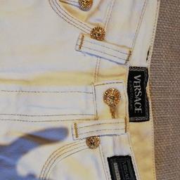 Jeans bianchi originali. Mai indossati. Manca qualche strass sui bottoni dorati.