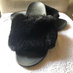 Black fur slippers
Size 6
Very good condition as seen in the pictures
£15 ono
Collection only from E9