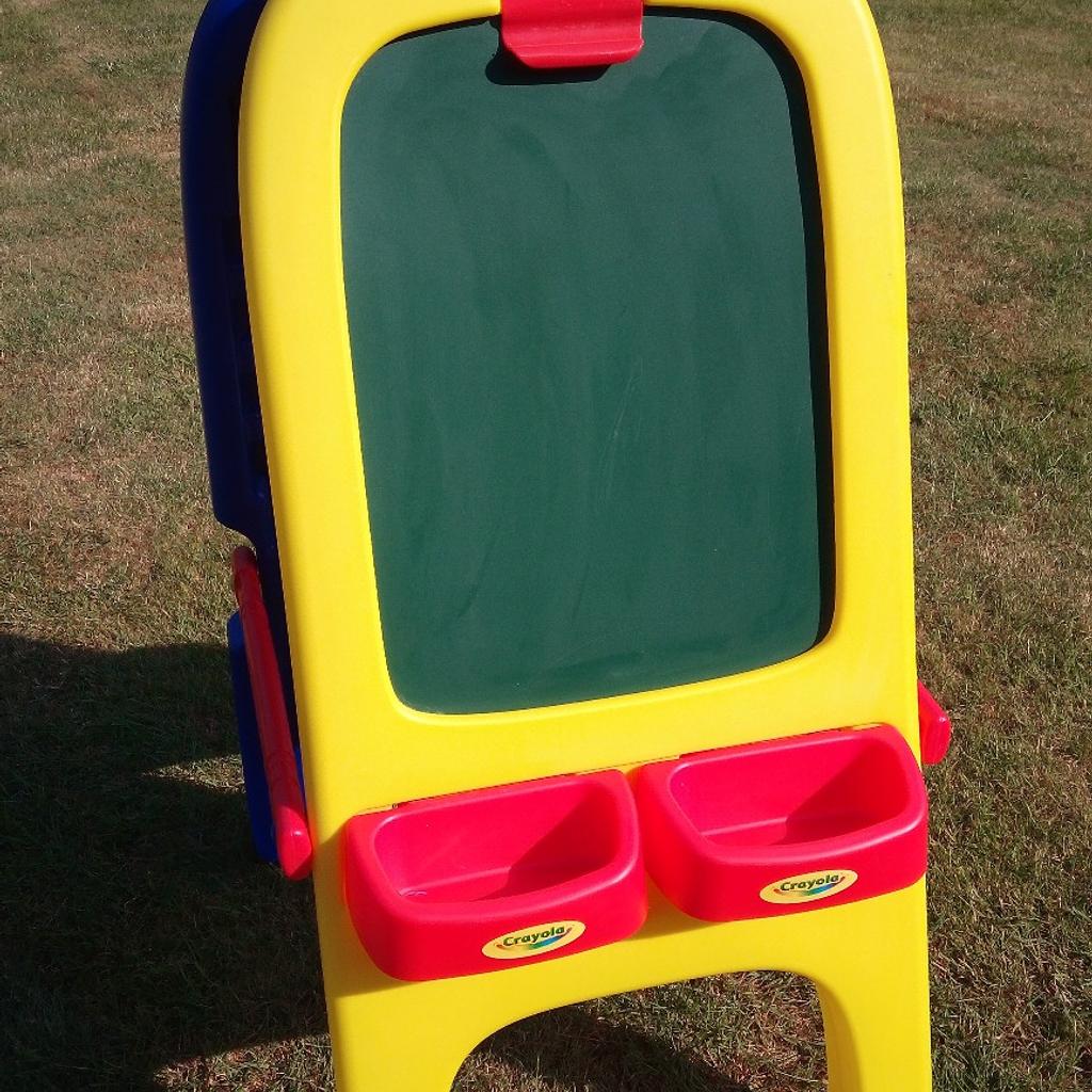 deluxe Crayola chalkboard/whiteboard easel in SS9 Rochford für 10,00