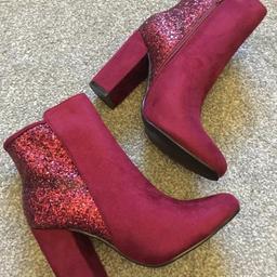 Womens Faux Suede Glitter Ankle Boots in a gorgeous magenta/burgundy colour by DIVINE

UK 5 & UK 6

Superb Quality Glitter Ankle Boots by Divine ~ rrp £39.99
Super Comfortable 4" Block Heel
Glittery Uppers ~ Ideal for Parties, Evenings and Special Occasions

Collection from Birkenshaw, BD11 or happy to post....