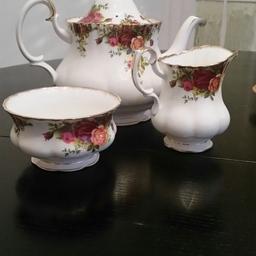 1 sugar bowl
1 milk jug in beautiful condition.
(The tea pot is not included)
Please see my ads for other pieces in this pattern, I also have other pieces which arent advertised yet.