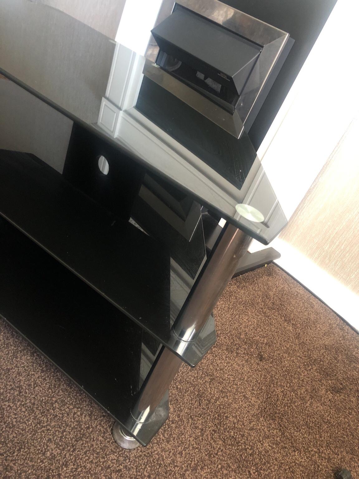 Black Gloss corner tv unit stand in WF15 Kirklees for £5.00 for