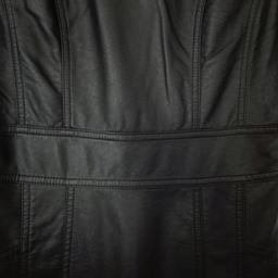 Schwarzes Kunstlederkleid.S.
Länge ca 84 cm
Ungetragen, neu mit Etikett