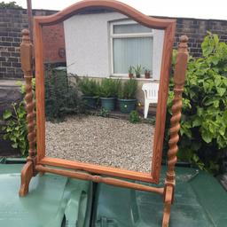 Lovely pine dressing table mirror
In very good condition.
 

The overall size is 23“ x 22“