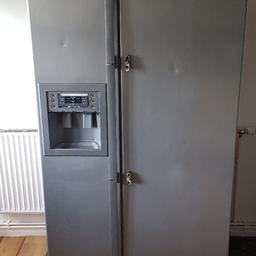 American style fridge freezer.. both working.
the handle has come off the front of the fridge part outside..unsure if ice machine works..the two trays at bottom of fridge need replacing. hence low price.. ovno. two people needed to remove