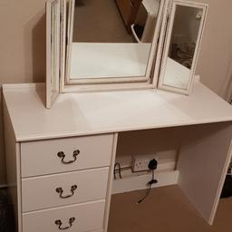 white dressing table with mirror in a very good condition.
got new one and no space for it.
collection only.