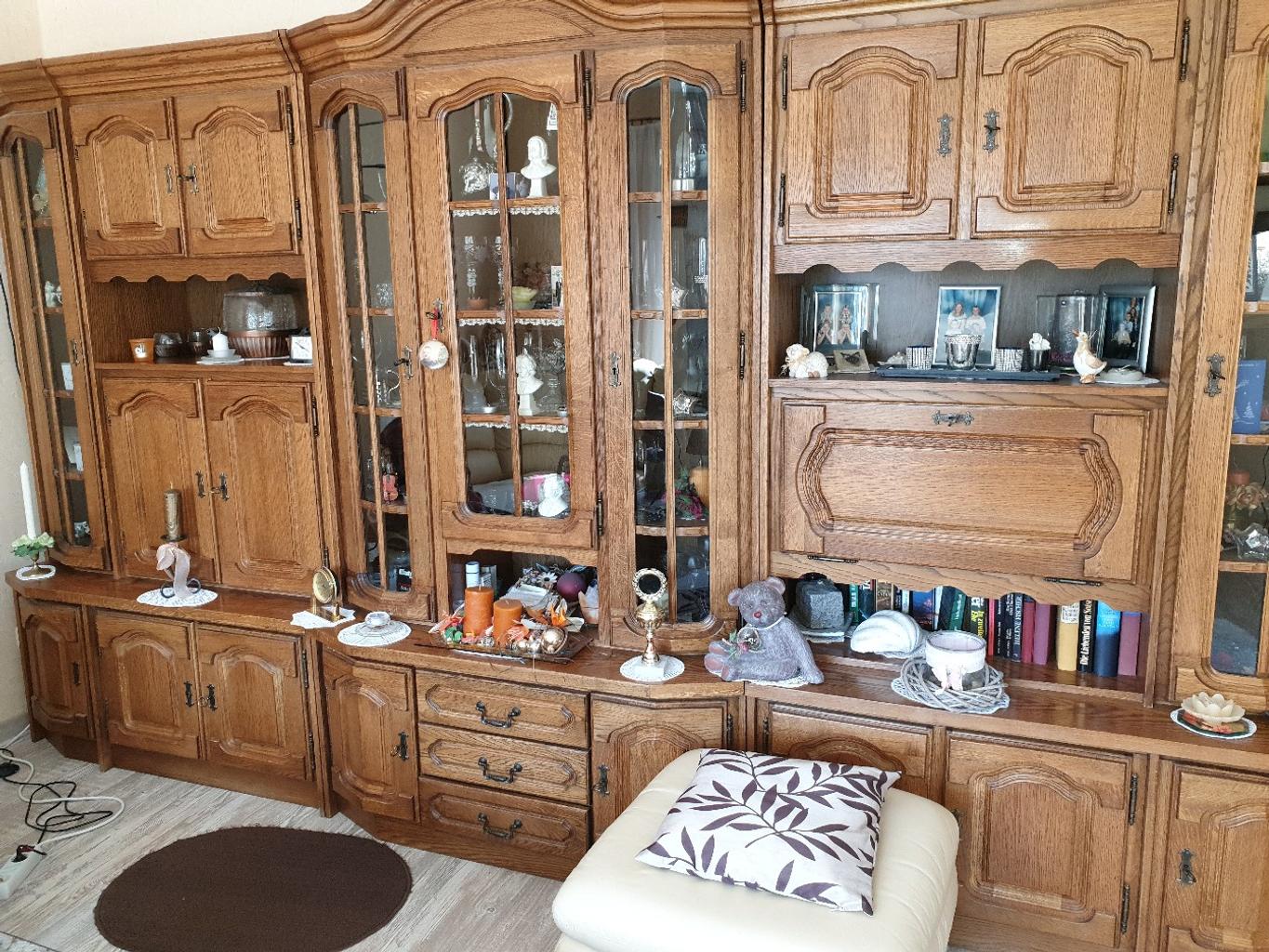 Der bunte Wohnzimmerschrank: Ein Statement für Individualität und Lebensfreude