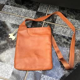 Tan colour radley messenger cross body style bag. Yellow lining and yellow radley dog tag. Zipped compartment inside and also outer zipped compartment on the back of the bag. Outer pocket on the front. Pebbled style leather. A few minor only marks . Excellent condition.