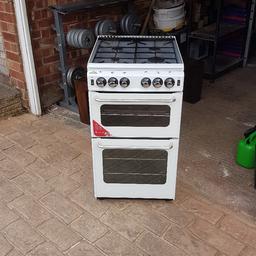 free standing cooker 50cm wide, white.
