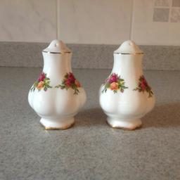 Beautiful salt and pepper shakers,in very good condition