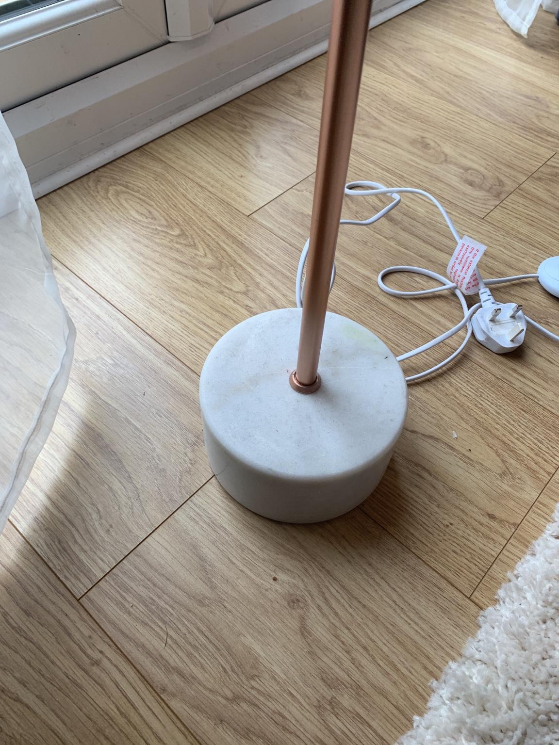 ROSE GOLD FLOOR LAMP MARBLE BASE in LE18 Oadby and Wigston für 17,00