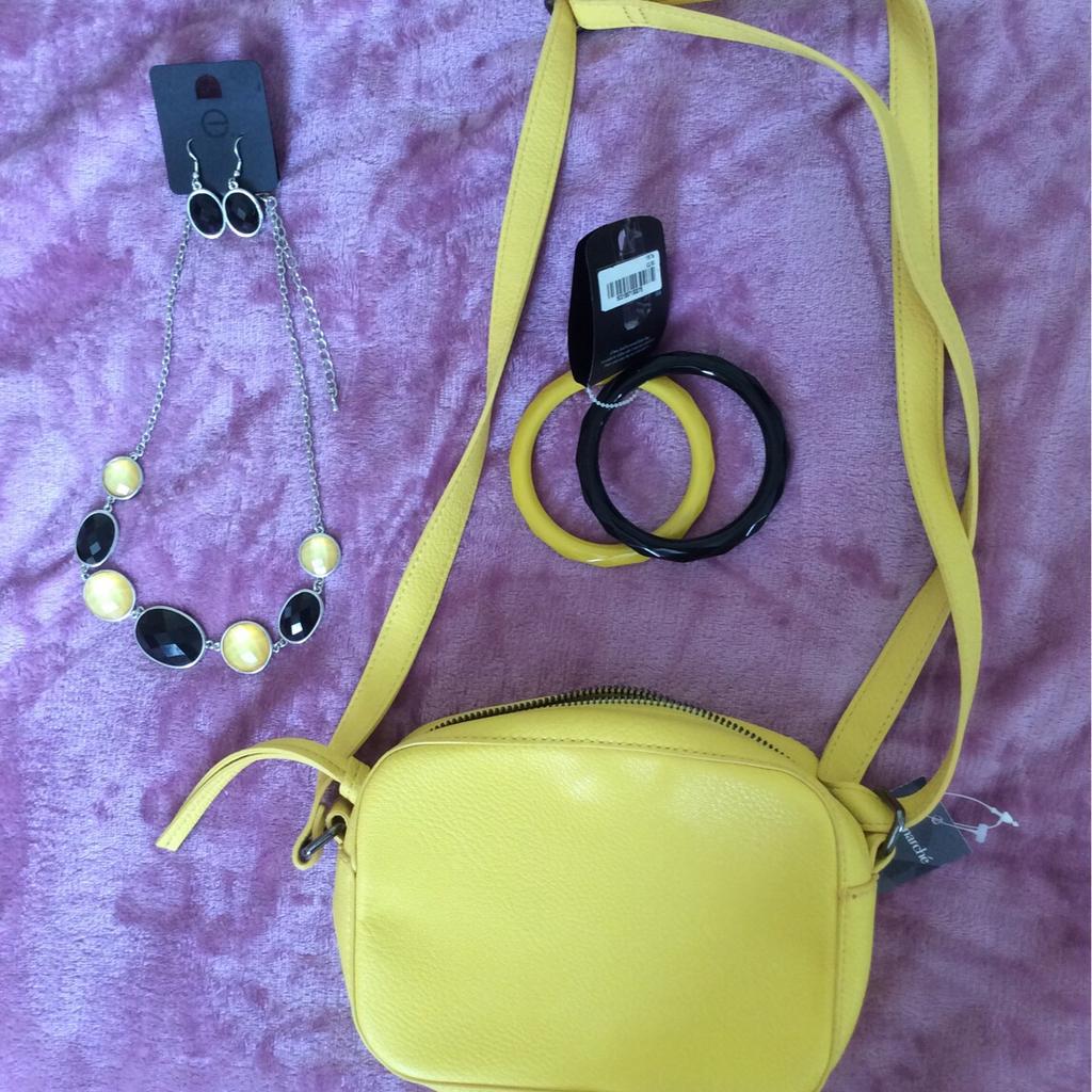 Small yellow bag, still has tag. Adjustable strap, inside zip Approx length 19cm, height 15cm, depth 5cm.
Also yellow & black necklace/earrings set and 2 bangles.

✅ CASH on Collection ONLY
❌ NO lower offers, Posting or holding