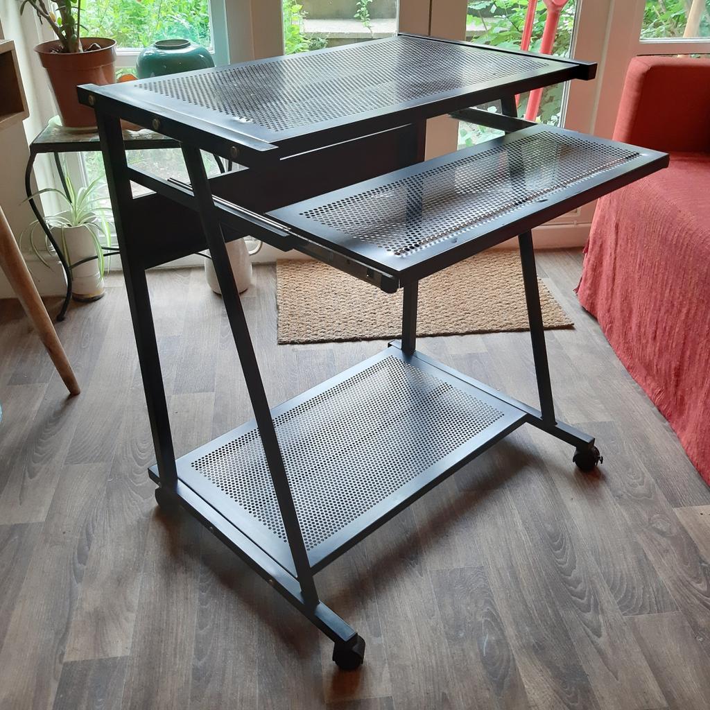 Computer desk console table DJ stand unit in N1 Islington für 18,00