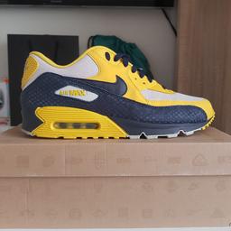 size 10 air max,small scuff to the side of left shoe(see in pic) other wise in great condition