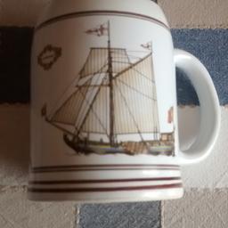 Krug, Steingut
11,5cm hoch,  7cm Durchmesser
Farbe: weiß mit braunem Seegelschiff "große Jacht"
nie benutzt, stand nur im Schrank