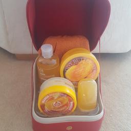 Lovely gift set containing full size Mango products - 250ml shower gel, 200ml body butter, 200ml body scrub, soap and mitt. Still as new, never used.
The box will make a lovely storage box after products are used. 
Pick up a gift for someone or treat yourself 
Sorry collection only on this item