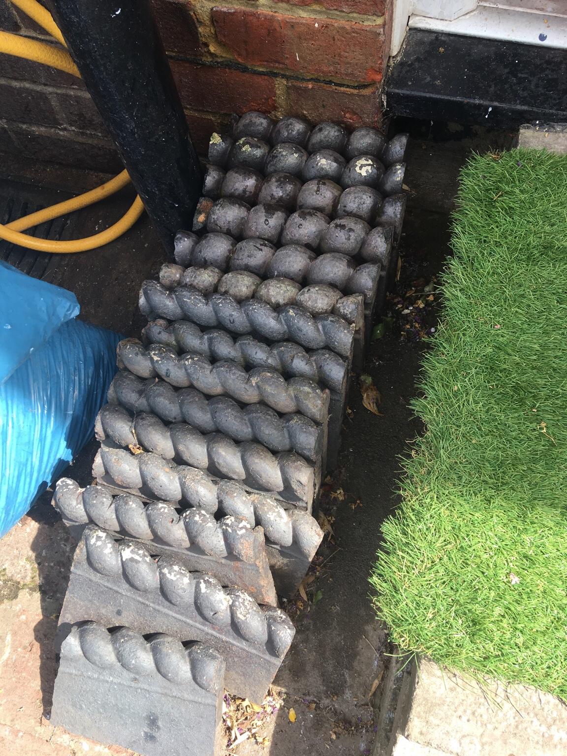 Old barley twist garden edging tiles in SE23 Lewisham für 10,00 £ zum