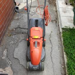 flymo Ventura 320 mower well used in good working order. with grass collection box. would benefit from a new blade.