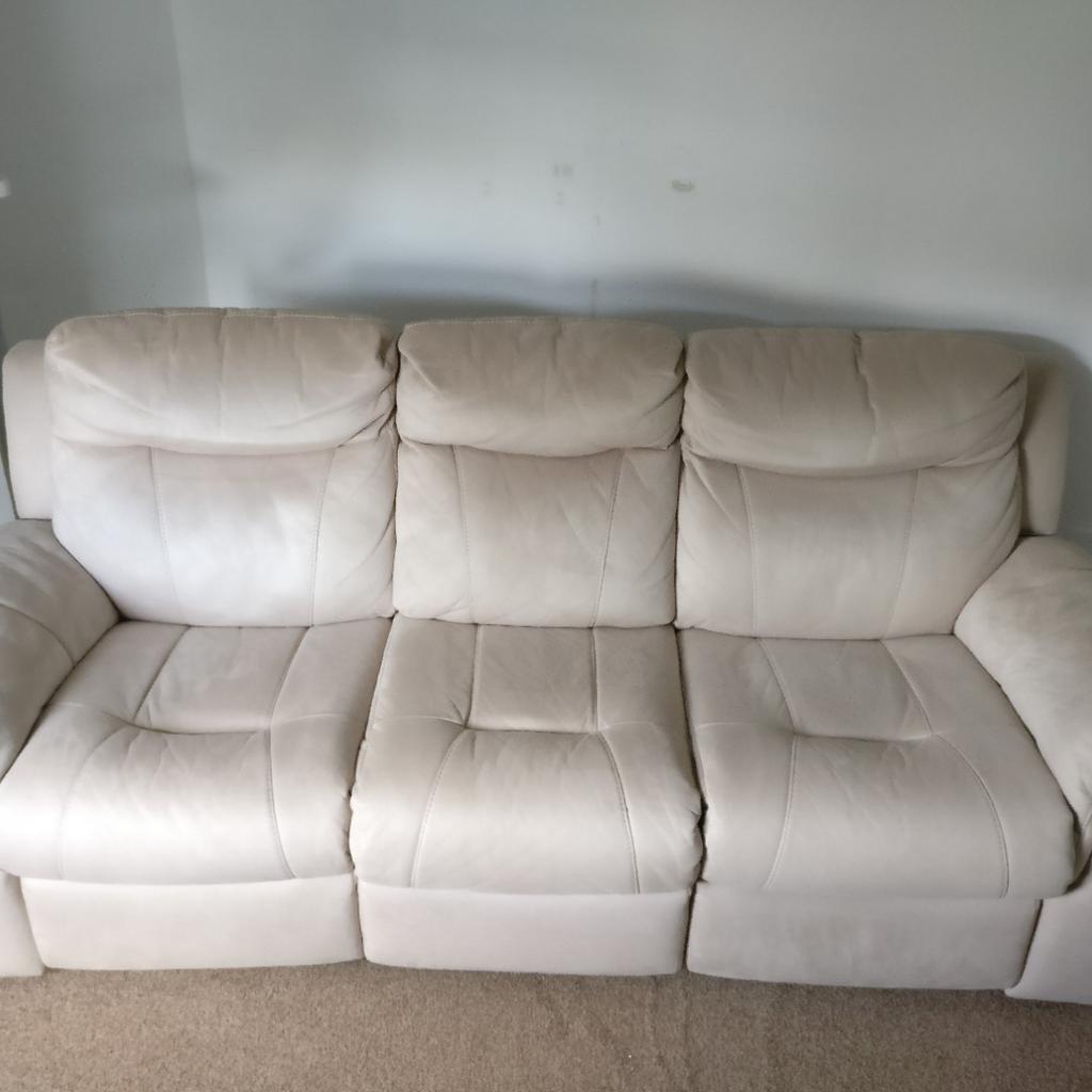 DFS Electric Recliner 3 Seater Sofa in RH1 Banstead für £ 300,00 zum