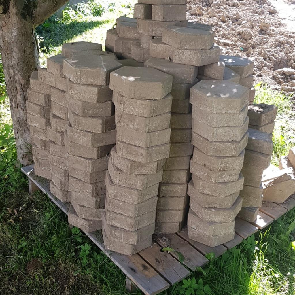 Pflastersteine (Waben) gebraucht in 6922 Wolfurt für gratis zum Verkauf