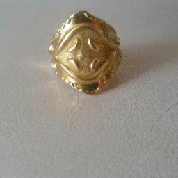 anello stile etnico in oro 18 carati , peso 4 grammi , si adatta a tutte le misure in quanto regolabile in larghezza .