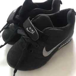 Very good condition, barely worn as you can see from the soles
Black air max