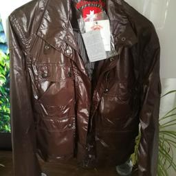 Verkaufe eine neue Wellensteyn Revoltini Jacke in Größe L.
Farbe: Schoko
Futter/Jacke ist dünn daher super für kühlere Sommernächte 😊
Keine Löcher oder Beschädigungen.
Versand natürlich möglich.