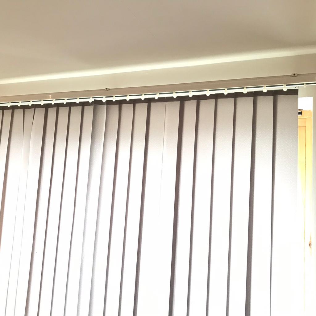 Vertical blinds with headrail, slats, louvres in E14 London für 8,00