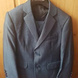 Child suit. 
Size for a 5 years old.
It includes: a blazer, a waistcoat and trousers.
Very good condition.
Needs to be collected.