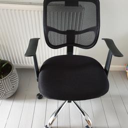 computer chair used but in good condition