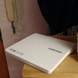 Extern DVD brännare/läsare till exempel laptops.

Märke : Samsung.
Kabel följer med.