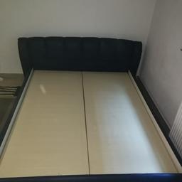 verkaufe ein dunkelblaues Leder Bett mit Lattenrost und zwei Matratzen 80×200
mit Gebrauchsspuren