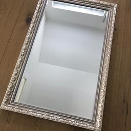 Zum Verkauf steht dieser schöne Spiegel in Barock Optik.

Mäße:
ca 84x54

Preis ist VHB - keine Lieferung möglich.