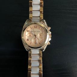 Michael kors was was an 18th birthday present. No longer have the box. Think it needs a new battery as it’s not ticking round and there are signs of wear as shown in the photos.