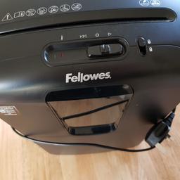 Fellowes Powershred M-8C 8 Sheet Cross Cut Personal Shredder With Safety Lock.
Used only a few times. Mint condition.