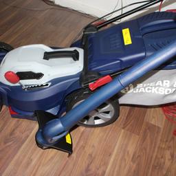 If you like striped lawns with manicured edges, this electric twin pack is all you need.
1400 watt electric rotary motor.
Steel blade.
34cm blade width.
Cutting heights ranging from 2cm - 7cm.