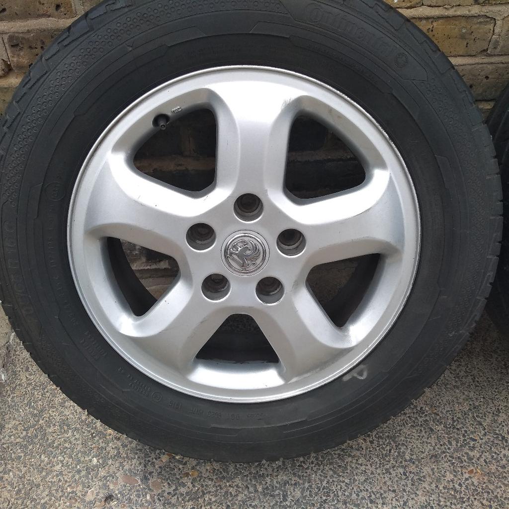 set 4 Vauxhall Vivaro alloy wheels and tires in RM15 Aveley for £150.00