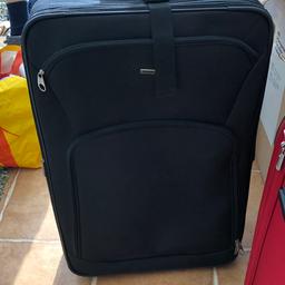 House clearance 

Used Navy blue Suitcase in full working order, pulls along on wheels.

Smoke free & pet free home 

Collection only