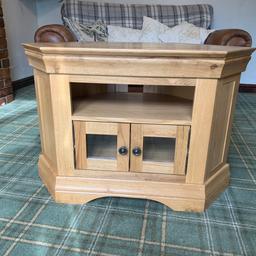 Lovely unmarked , very heavy solid corner tv unit . Only selling due to the unit being to modern for the barn