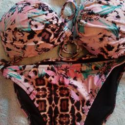 Mainly pink multi
Very good condition
Size 14
Lightly padded
Post £2.90