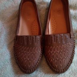 Brown leather moccasin with stretch front
Arch supports
Size 6
Never worn
Post £2.90