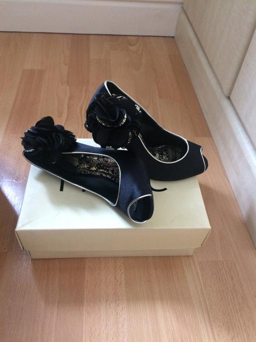 Buy & Sell South Yorkshire Doncaster - Photos for Black & Gold Shoes.