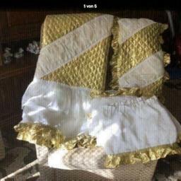 Ich verkaufe eine neuwertige Schlafzimmer Garnitur Farbe Gold weiß 1 Tagesdecke  Gr B 220cm  L 225cm 2 Kissenbezüge 2 Übergardinen je Gr B 140cm. L 245cm für 70 Euro VHB