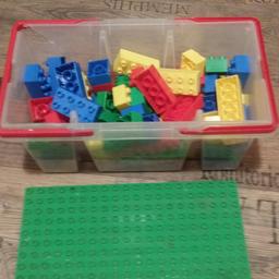 ... großes Lego in tragbaren Behälter