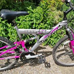 ladies 26" wheel bike very good condition small rip to the seat apart from that pretty perfect tyres like new condition